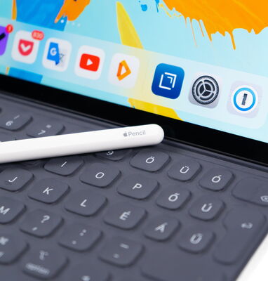 Nahaufnahme eines Tablet mit Tastatur und Pencil