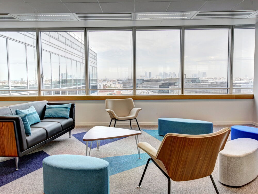 Stilvoller Büroraum mit moderner Einrichtung